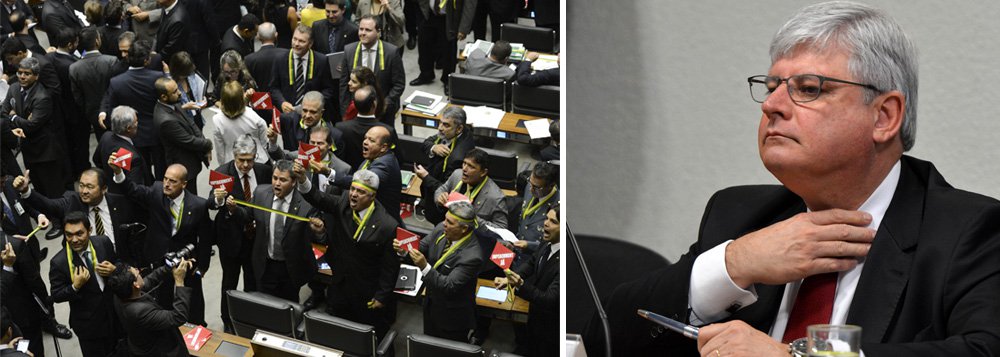 Parlamentares da tropa de choque decidiram vasculhar o histórico de pedidos de impeachment do procurador-geral da República, Rodrigo Janot, depois que a OAB entrou com ação no Supremo para forçar o presidente da Câmara, Rodrigo Maia (DEM-RJ), a analisar os pedidos de afastamento contra Michel Temer; há nove pedidos represados no Senado contra Janot (Foto: Gisele Federicce) Parlamentares da tropa de choque decidiram vasculhar o histórico de pedidos de impeachment do procurador-geral da República, Rodrigo Janot, depois que a OAB entrou com ação no Supremo para forçar o presidente da Câmara, Rodrigo Maia (DEM-RJ), a analisar os pedidos de afastamento contra Michel Temer; há nove pedidos represados no Senado contra Janot