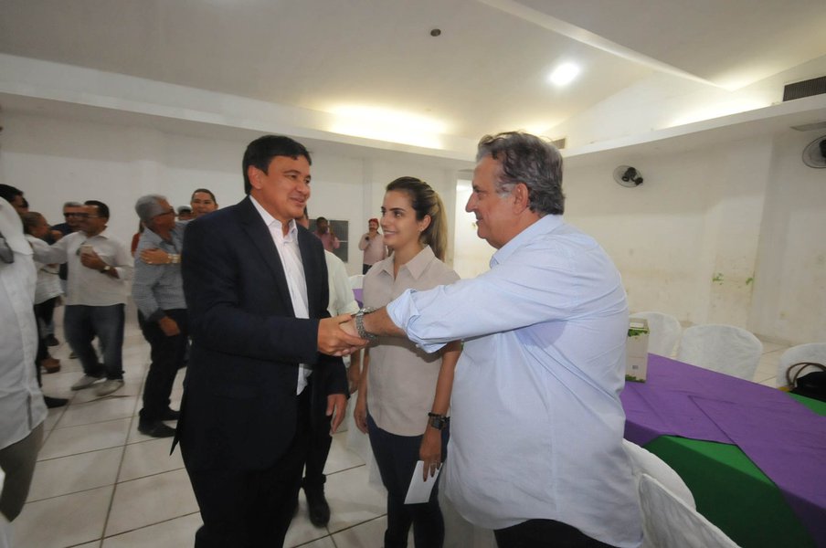 Empresários da empresa Gran Valle estiveram visitando os municípios de São João do Piauí e João Costa, e demonstraram interesse de instalar-se no estado; os empresários, além da visita de campo nas áreas onde possivelmente investirão, visitaram o reservatório de água em construção no assentamento Marrecas, conversaram com agricultores da região e tiveram uma reunião com o governador Wellington Dias; "A Gran Valle é um grupo familiar grande, com muita experiência no plantio de uvas, produção de sucos e que está caminhando para a produção do vinho, no Vale do São Francisco", disse o chefe do executivo estadual (Foto: Leonardo Lucena) Empresários da empresa Gran Valle estiveram visitando os municípios de São João do Piauí e João Costa, e demonstraram interesse de instalar-se no estado; os empresários, além da visita de campo nas áreas onde possivelmente investirão, visitaram o reservatório de água em construção no assentamento Marrecas, conversaram com agricultores da região e tiveram uma reunião com o governador Wellington Dias; "A Gran Valle é um grupo familiar grande, com muita experiência no plantio de uvas, produção de sucos e que está caminhando para a produção do vinho, no Vale do São Francisco", disse o chefe do executivo estadual