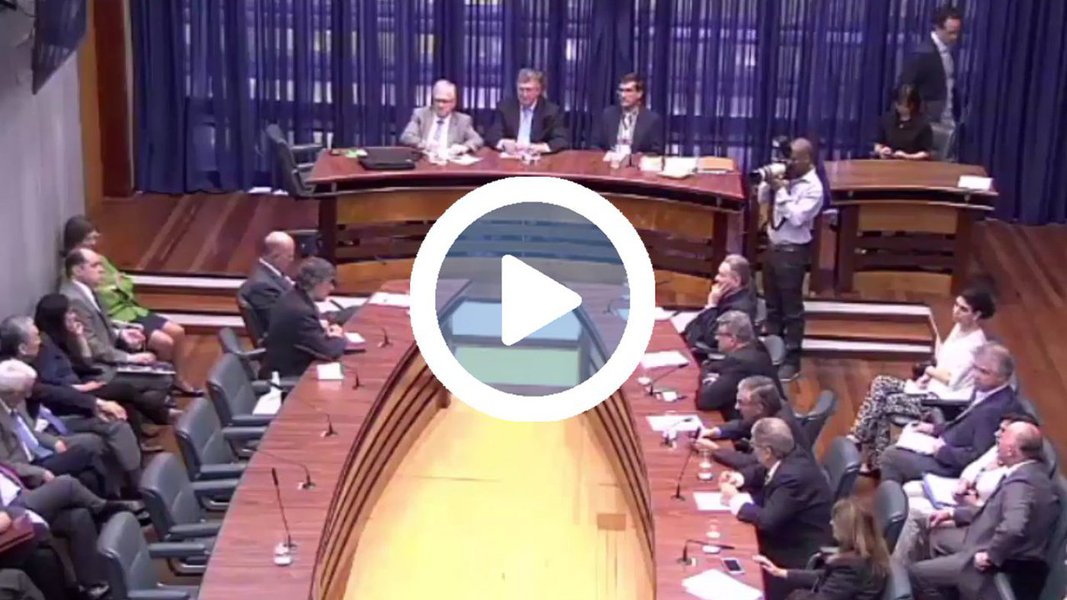 Durante sessão da Comissão de Ciência e Tecnologia da Assembleia Legislativa de São Paulo, o deputado estadual Carlos Giannazi (PSOL) fez um ato simbólico; depois de fazer diversas críticas contra o reitor da Universidade de São Paulo, Marco Antonio Zago, presente na sessão, o parlamentar devolveu a ele as bombas jogadas contra estudantes e trabalhadores durante um protesto na instituição em março deste ano contra sua gestão (Foto: Gisele Federicce) Durante sessão da Comissão de Ciência e Tecnologia da Assembleia Legislativa de São Paulo, o deputado estadual Carlos Giannazi (PSOL) fez um ato simbólico; depois de fazer diversas críticas contra o reitor da Universidade de São Paulo, Marco Antonio Zago, presente na sessão, o parlamentar devolveu a ele as bombas jogadas contra estudantes e trabalhadores durante um protesto na instituição em março deste ano contra sua gestão