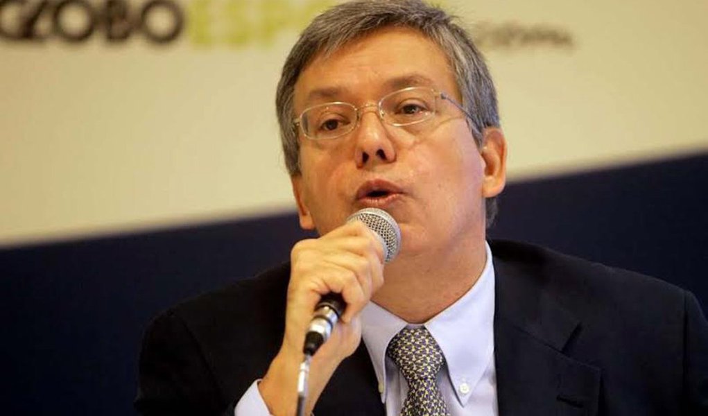 A Rede Globo não apenas pagou propina diretamente pelos direitos de transmissão de jogos da FIFA no Brasil, como também o próprio diretor da Globo Esporte à época, Marcelo Campos Pinto, teria se encontrado, em 2012, com cartolas do esquema - Julio Humberto Grondona, José Maria Marin, Marco Polo Del Nero e Alejandro Burzaco - acertando o repasse de $ 600 mil a Marín e Del Nero; a informação é do jornalista do BuzzFeed, Ken Bensinger, que acompanha de perto o julgamento sobre os escândalos envolvendo a corrupção internacional no futebol, que teve início nesta segunda-feira (13) (Foto: Romulo Faro) A Rede Globo não apenas pagou propina diretamente pelos direitos de transmissão de jogos da FIFA no Brasil, como também o próprio diretor da Globo Esporte à época, Marcelo Campos Pinto, teria se encontrado, em 2012, com cartolas do esquema - Julio Humberto Grondona, José Maria Marin, Marco Polo Del Nero e Alejandro Burzaco - acertando o repasse de $ 600 mil a Marín e Del Nero; a informação é do jornalista do BuzzFeed, Ken Bensinger, que acompanha de perto o julgamento sobre os escândalos envolvendo a corrupção internacional no futebol, que teve início nesta segunda-feira (13)