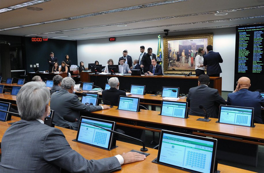 Sessão da CCJ da Câmara desta quarta-feira, 31, foi encerrada sem acordo para votação da PEC das Eleições Diretas; com medo de ver a proposta do deputado Miro Teixeira (Rede-RJ), o presidente da comissão, Rodrigo Pacheco (PMDB-MG), não põe a matéria na pauta; oposição reagiu obstruindo quaisquer outras votações até que a matéria seja votada; para o líder da Rede, Alessandro Molon (RJ), base de Temer tem medo de discutir o tema; "A base do governo impede a principal comissão da Casa de funcionar, com medo de debater a PEC das Diretas. Essa proposta não tem um destinatário. Jogo de carta marcada é eleição indireta", rebateu; PEC recebeu parecer favorável do relator, Esperidão Amin (PP-SC) (Foto: Aquiles Lins) Sessão da CCJ da Câmara desta quarta-feira, 31, foi encerrada sem acordo para votação da PEC das Eleições Diretas; com medo de ver a proposta do deputado Miro Teixeira (Rede-RJ), o presidente da comissão, Rodrigo Pacheco (PMDB-MG), não põe a matéria na pauta; oposição reagiu obstruindo quaisquer outras votações até que a matéria seja votada; para o líder da Rede, Alessandro Molon (RJ), base de Temer tem medo de discutir o tema; "A base do governo impede a principal comissão da Casa de funcionar, com medo de debater a PEC das Diretas. Essa proposta não tem um destinatário. Jogo de carta marcada é eleição indireta", rebateu; PEC recebeu parecer favorável do relator, Esperidão Amin (PP-SC)