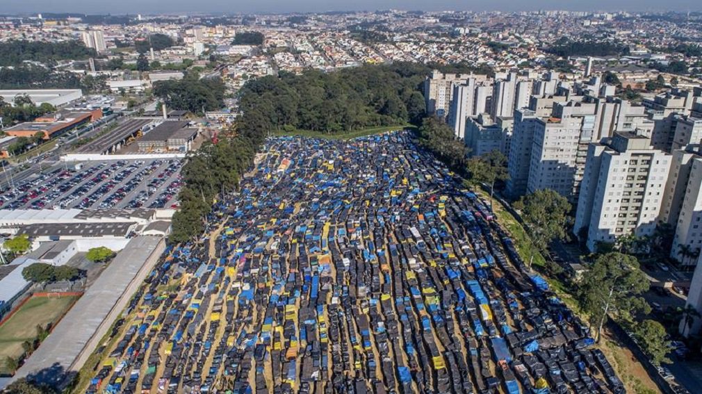 Na próxima segunda-feira, quando se completa um mês da ocupação do terreno de 70 mil m² da Construtora MZM, em São Bernardo do Campo, três dos cinco desembargadores da 20.ª Câmara de Direito Privado do Tribunal de Justiça de São Paulo devem julgar a reintegração de posse; para Guilherme Boulos, líder do MTST, “se a aposta, seja do Judiciário, seja do governo ou da prefeitura, for no conflito, no enfrentamento, e determinarem retirada, o despejo, sem nada, sem nenhuma solução, evidentemente pode gerar uma situação de resistência”. E emendou; “E, talvez, cinco anos depois, teremos um novo Pinheirinho no Estado”, completou Boulos, referindo-se ao episódio da desocupação de um terreno em janeiro de 2012 em São José dos Campos (Foto: José Barbacena) Na próxima segunda-feira, quando se completa um mês da ocupação do terreno de 70 mil m² da Construtora MZM, em São Bernardo do Campo, três dos cinco desembargadores da 20.ª Câmara de Direito Privado do Tribunal de Justiça de São Paulo devem julgar a reintegração de posse; para Guilherme Boulos, líder do MTST, “se a aposta, seja do Judiciário, seja do governo ou da prefeitura, for no conflito, no enfrentamento, e determinarem retirada, o despejo, sem nada, sem nenhuma solução, evidentemente pode gerar uma situação de resistência”. E emendou; “E, talvez, cinco anos depois, teremos um novo Pinheirinho no Estado”, completou Boulos, referindo-se ao episódio da desocupação de um terreno em janeiro de 2012 em São José dos Campos