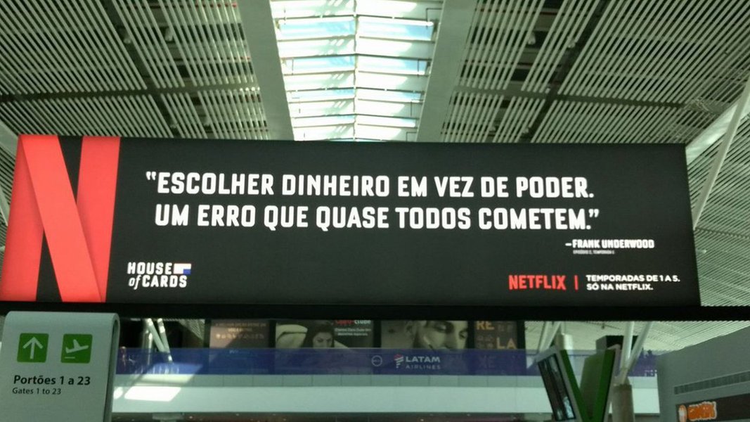 Netflix faz graça com a situação política do Brasil; para promover a quinta temporada da série House of Cards, produtora norte-americana deixa recado aos políticos brasileiros no aeroporto de Brasília (Foto: Charles Nisz) Netflix faz graça com a situação política do Brasil; para promover a quinta temporada da série House of Cards, produtora norte-americana deixa recado aos políticos brasileiros no aeroporto de Brasília