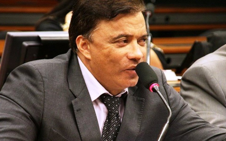 O PT na Câmara Federal, em documento assinado deputado Jorge Solla (BA), entrou com representação no Conselho de Ética contra o deputado Wladimir Costa (SD-PA), aquele da tatuagem de Temer; no último dia 29, durante conversa no grupo de WhatsApp da Comissão de Fiscalização Financeira e Controle, Wladimir encaminhou a imagem de uma adolescente seminua e a identificou como a filha da deputada Maria do Rosário (PT-RS) (Foto: José Barbacena) O PT na Câmara Federal, em documento assinado deputado Jorge Solla (BA), entrou com representação no Conselho de Ética contra o deputado Wladimir Costa (SD-PA), aquele da tatuagem de Temer; no último dia 29, durante conversa no grupo de WhatsApp da Comissão de Fiscalização Financeira e Controle, Wladimir encaminhou a imagem de uma adolescente seminua e a identificou como a filha da deputada Maria do Rosário (PT-RS)