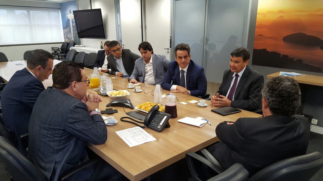 O governador Wellington Dias reuniu-se, em São Paulo, com os diretores da empresa CVC Turismo e o senador Ciro Nogueira, além do secretário de Estado do Turismo, Flávio Nogueira, e o secretário de Estado dos Transportes, Guilhermano Pires; em pauta, um novo projeto que, além do Delta do Parnaíba, inclui Teresina e a Serra da Capivara na Rota das Emoções; "Firmamos uma parceira com a CVC para consolidar esse roteiro. O litoral, que já está na Rota das Emoções, é uma região que possui grandes atrativos, mas queremos apresentar ao Brasil outros pontos de grande potencial no Piauí", disse Wellington (Foto: Leonardo Lucena) O governador Wellington Dias reuniu-se, em São Paulo, com os diretores da empresa CVC Turismo e o senador Ciro Nogueira, além do secretário de Estado do Turismo, Flávio Nogueira, e o secretário de Estado dos Transportes, Guilhermano Pires; em pauta, um novo projeto que, além do Delta do Parnaíba, inclui Teresina e a Serra da Capivara na Rota das Emoções; "Firmamos uma parceira com a CVC para consolidar esse roteiro. O litoral, que já está na Rota das Emoções, é uma região que possui grandes atrativos, mas queremos apresentar ao Brasil outros pontos de grande potencial no Piauí", disse Wellington