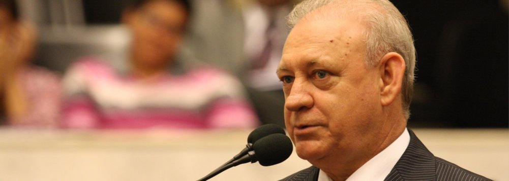 O presidente da Assembleia Legislativa do Paraná Ademar Traiano (PSDB) não aguentou os protestos de professores, durante a prestação de contas públicas do secretário da Fazenda Mauro Ricardo; o tucano suspendeu a sessão diante da manifestação dos educadores contra o calote de 8,53% do governador Beto Richa (PSDB); a APP-Sindicato é a instituição que está fazendo o questionamento da divergência entre os números da prestação de contas; para a entidade, a arrecadação crescente não combina com o cenário de crise que tentam empurrar para o funcionalismo (Foto: Leonardo Lucena) O presidente da Assembleia Legislativa do Paraná Ademar Traiano (PSDB) não aguentou os protestos de professores, durante a prestação de contas públicas do secretário da Fazenda Mauro Ricardo; o tucano suspendeu a sessão diante da manifestação dos educadores contra o calote de 8,53% do governador Beto Richa (PSDB); a APP-Sindicato é a instituição que está fazendo o questionamento da divergência entre os números da prestação de contas; para a entidade, a arrecadação crescente não combina com o cenário de crise que tentam empurrar para o funcionalismo