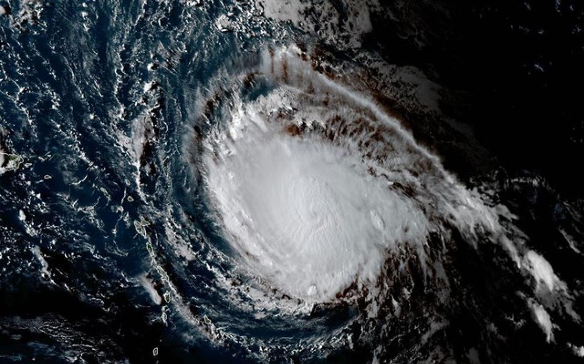 O Furacão Irma, o mais forte registrado na história do Oceano Atlântico deixou ao menos 10 mortos e mais de 20 feridos, até o momento, em sua passagem pelas ilhas de St Matin, Antigua e Barbuda, no Caribe; segundo o Centro Nacional de Furacões, o furacão continua na categoria 5 e segue pela costa norte da República Dominicana, para passar pelo Haiti e Cuba, continuando em direção à costa sul da Flórida; Irma também passará pelas ilhas Turcas e Caicos, além das Bahamas, onde os moradores também já estão deixando suas casas; as previsões indicam que o furacão passará sobre a capital Nassau (Foto: Romulo Faro) O Furacão Irma, o mais forte registrado na história do Oceano Atlântico deixou ao menos 10 mortos e mais de 20 feridos, até o momento, em sua passagem pelas ilhas de St Matin, Antigua e Barbuda, no Caribe; segundo o Centro Nacional de Furacões, o furacão continua na categoria 5 e segue pela costa norte da República Dominicana, para passar pelo Haiti e Cuba, continuando em direção à costa sul da Flórida; Irma também passará pelas ilhas Turcas e Caicos, além das Bahamas, onde os moradores também já estão deixando suas casas; as previsões indicam que o furacão passará sobre a capital Nassau