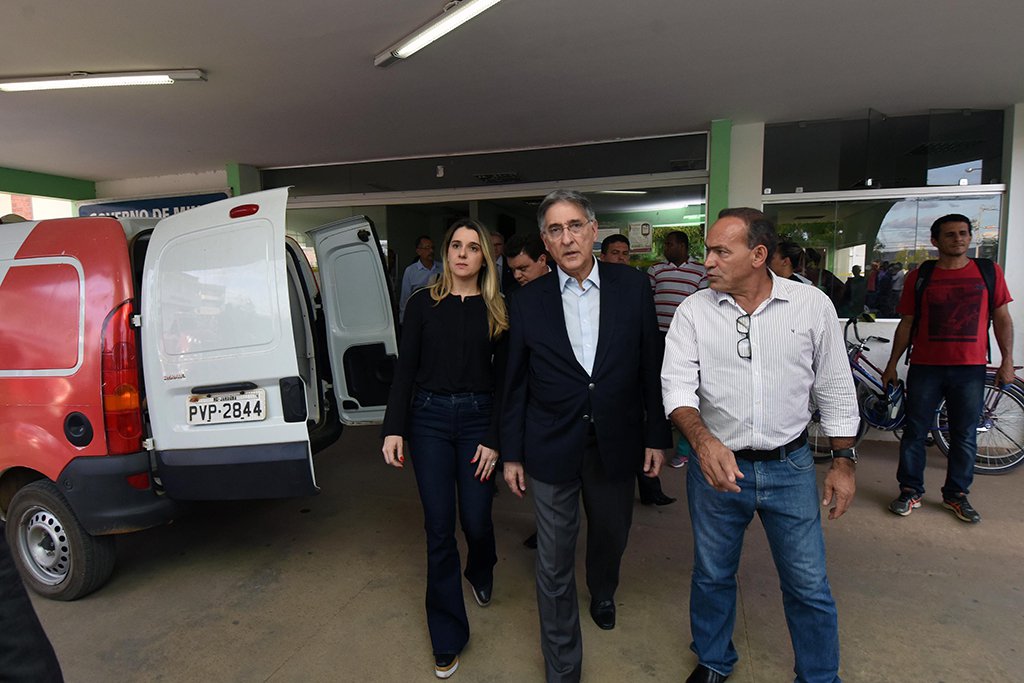O governador Fernando Pimentel visitou vítimas e familiares dos atingidos pela tragédia ocorrida pela manhã no Centro Municipal de Educação Infantil Gente Inocente, em Janaúba, Território Norte, que resultou em mortes e ferimentos em crianças e adultos; "Infelizmente, os óbitos que ocorreram lá no local não tiveram como ser evitados. Mas esses que foram socorridos, as crianças e os adultos também, nós estamos com muita esperança de que todos sobrevivam", afirmou, dizendo que Janaúba vive uma tragédia; "Não tem outra palavra para descrever isso" (Foto: Leonardo Lucena) O governador Fernando Pimentel visitou vítimas e familiares dos atingidos pela tragédia ocorrida pela manhã no Centro Municipal de Educação Infantil Gente Inocente, em Janaúba, Território Norte, que resultou em mortes e ferimentos em crianças e adultos; "Infelizmente, os óbitos que ocorreram lá no local não tiveram como ser evitados. Mas esses que foram socorridos, as crianças e os adultos também, nós estamos com muita esperança de que todos sobrevivam", afirmou, dizendo que Janaúba vive uma tragédia; "Não tem outra palavra para descrever isso"