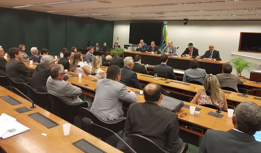 O esforço do prefeito Edvaldo Nogueira ao dialogar com todos os deputados federais e senadores deu resultado e Aracaju será contemplada com uma das emendas da bancada federal de Sergipe no Orçamento Geral da União de 2018; proposta apresentada pela administração municipal é de um aporte de R$ 120 milhões para o setor de Saúde Pública da capital; nota técnica entregue por Edvaldo ao coordenador da bancada federal, deputado Jony Marcos, e distribuída também aos demais deputados federais e aos senadores, fica estabelecido que dos R$ 120 milhões, R$ 70 milhões irão para a manutenção das unidades de saúde de Atenção à Média e Alta Complexidade. Os outros R$ 50 milhões irão para as unidades básicas de Saúde (Foto: Voney Malta) O esforço do prefeito Edvaldo Nogueira ao dialogar com todos os deputados federais e senadores deu resultado e Aracaju será contemplada com uma das emendas da bancada federal de Sergipe no Orçamento Geral da União de 2018; proposta apresentada pela administração municipal é de um aporte de R$ 120 milhões para o setor de Saúde Pública da capital; nota técnica entregue por Edvaldo ao coordenador da bancada federal, deputado Jony Marcos, e distribuída também aos demais deputados federais e aos senadores, fica estabelecido que dos R$ 120 milhões, R$ 70 milhões irão para a manutenção das unidades de saúde de Atenção à Média e Alta Complexidade. Os outros R$ 50 milhões irão para as unidades básicas de Saúde