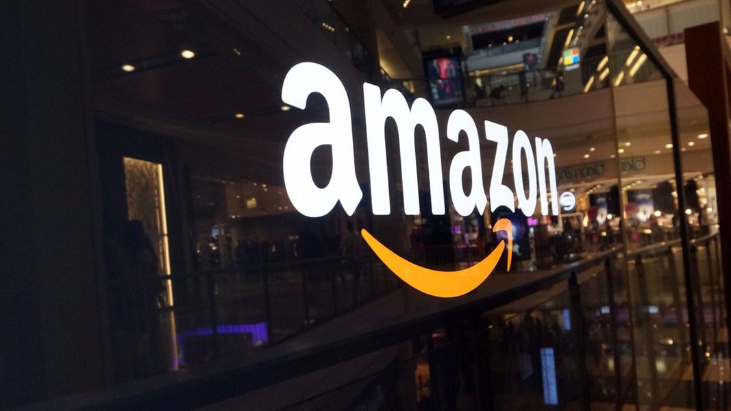 A Amazon é a empresa mais ambiciosa do mundo. Ela está se espalhando para os mais diversos setores que possam impulsionar o seu negócio de "a loja de tudo", como logística, robótica, varejo físico... e milhões de executivos de milhares de empresas estão preocupadíssimos com a possibilidade de que a empresa de Jeff Bezos entre em seus mercados; o que o banco Morgan Stanley acredita ser como "fosso anti-Amazon" é, por exemplo, você ter produtos únicos: o primeiro fosso é ter um produto único, como itens de luxo com marca (qual a chance da Amazon criar uma bolsa que rivalizará com a Chanel?); outra cosia é são as questões regulatórias: qualquer indústria que tenha uma questão regulatória forte por trás é um desafio para a Amazon. Isso dificulta a entrada da companhia; confira
(Foto: Leonardo Lucena) A Amazon é a empresa mais ambiciosa do mundo. Ela está se espalhando para os mais diversos setores que possam impulsionar o seu negócio de "a loja de tudo", como logística, robótica, varejo físico... e milhões de executivos de milhares de empresas estão preocupadíssimos com a possibilidade de que a empresa de Jeff Bezos entre em seus mercados; o que o banco Morgan Stanley acredita ser como "fosso anti-Amazon" é, por exemplo, você ter produtos únicos: o primeiro fosso é ter um produto único, como itens de luxo com marca (qual a chance da Amazon criar uma bolsa que rivalizará com a Chanel?); outra cosia é são as questões regulatórias: qualquer indústria que tenha uma questão regulatória forte por trás é um desafio para a Amazon. Isso dificulta a entrada da companhia; confira