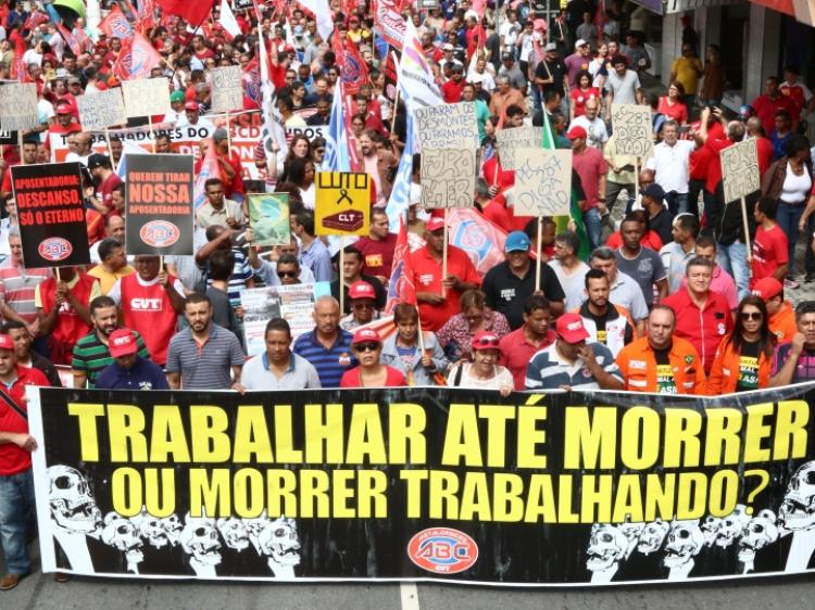 Daqui a pouco vai ter gente reivindicando o luddismo. Ou, pior, volvendo aos fisiocratas. O nó da reforma é outro, é a perda de direitos e garantias dentro de um jogo de forças desigual, agravado pela deterioração dos indicadores econômicos e sociais (Foto: Leopoldo Vieira) Daqui a pouco vai ter gente reivindicando o luddismo. Ou, pior, volvendo aos fisiocratas. O nó da reforma é outro, é a perda de direitos e garantias dentro de um jogo de forças desigual, agravado pela deterioração dos indicadores econômicos e sociais