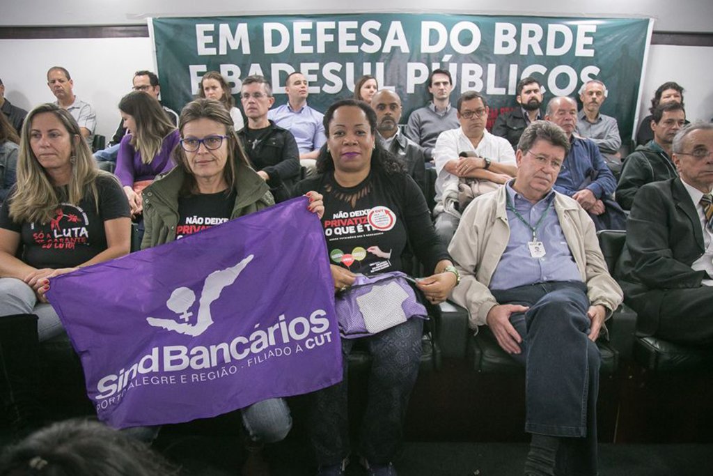 Voltaram a ser veiculadas notícias sobre a intenção do governo José Ivo Sartori (PMDB) privatizar o Badesul e o BRDE, dois bancos de fomento de projetos de desenvolvimento e de investimento em pequenas e médias empresas; Carlos Augusto Oliveira Rocha, diretor da Fetrafi-RS, diz que “reduzir o Estado a praticamente nada é uma opção puramente ideológica do governo Sartori” (Foto: Leonardo Lucena) Voltaram a ser veiculadas notícias sobre a intenção do governo José Ivo Sartori (PMDB) privatizar o Badesul e o BRDE, dois bancos de fomento de projetos de desenvolvimento e de investimento em pequenas e médias empresas; Carlos Augusto Oliveira Rocha, diretor da Fetrafi-RS, diz que “reduzir o Estado a praticamente nada é uma opção puramente ideológica do governo Sartori”