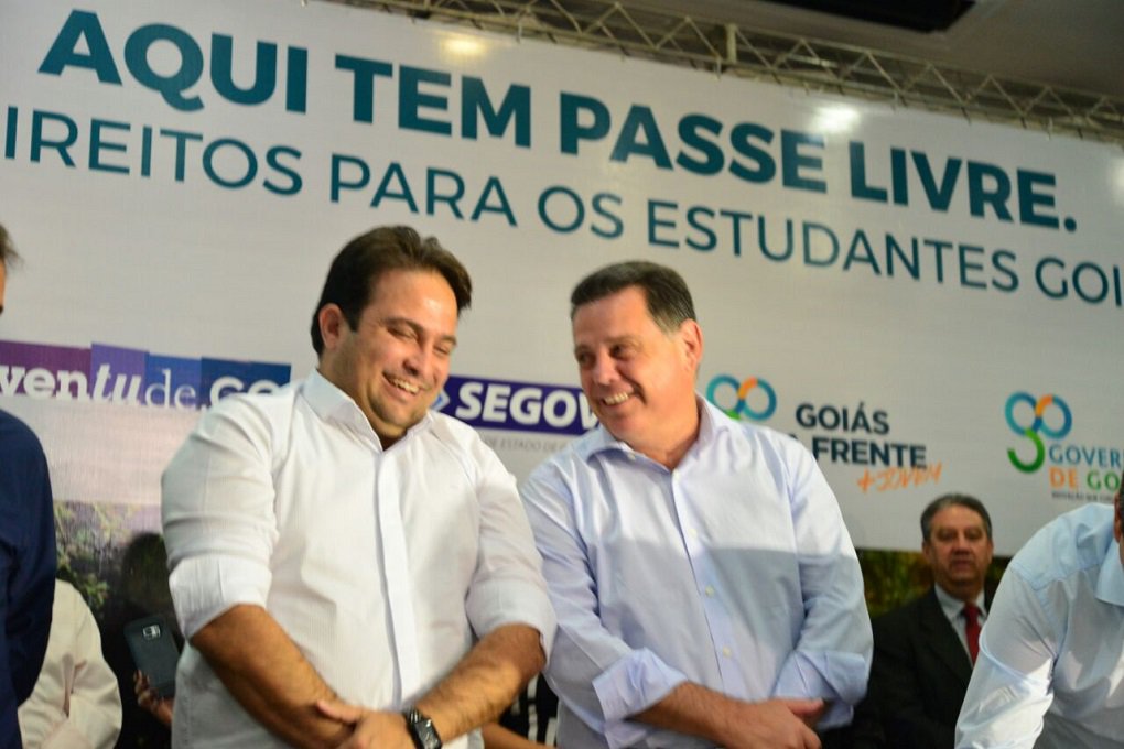Mais de 1 mil estudantes lotaram as galerias do auditório do Senac, em Anápolis, para receber o governador Marconi Perillo, que foi à cidade anunciar a implantação imediata do Passe Livre Estudantil (PLE) no município para mais de 15 mil alunos, independente do nível escolar, financeiro, ou se estudam na rede pública ou privada; “Nenhum estudante anapolino ficará de fora do programa; só se não quiser”, disse o governador; “Vocês não são o futuro. São o presente” (Foto: Leonardo Lucena) Mais de 1 mil estudantes lotaram as galerias do auditório do Senac, em Anápolis, para receber o governador Marconi Perillo, que foi à cidade anunciar a implantação imediata do Passe Livre Estudantil (PLE) no município para mais de 15 mil alunos, independente do nível escolar, financeiro, ou se estudam na rede pública ou privada; “Nenhum estudante anapolino ficará de fora do programa; só se não quiser”, disse o governador; “Vocês não são o futuro. São o presente”