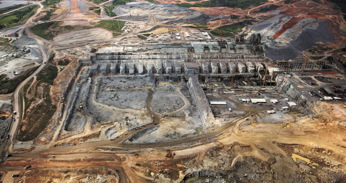 O Tribunal Regional Federal da 1ª Região (TRF1) autorizou o uso de força policial para garantir que a ordem de paralisar as obras da Hidrelétrica de Belo Monte, em Altamira (PA), seja cumprida, em obediência à decisão proferida no último dia 13; na decisão, que equivale a uma sentença judicial de primeira instância, o TRF1 afirma que a suspensão da licença de instalação de Belo Monte vale "até que sejam implementadas as medidas ordenadas, cabendo ao Ibama fiscalizar e avaliar o seu fiel cumprimento. Inclusive, com a utilização de força policial, se necessário for", diz a sentença (Foto: Romulo Faro) O Tribunal Regional Federal da 1ª Região (TRF1) autorizou o uso de força policial para garantir que a ordem de paralisar as obras da Hidrelétrica de Belo Monte, em Altamira (PA), seja cumprida, em obediência à decisão proferida no último dia 13; na decisão, que equivale a uma sentença judicial de primeira instância, o TRF1 afirma que a suspensão da licença de instalação de Belo Monte vale "até que sejam implementadas as medidas ordenadas, cabendo ao Ibama fiscalizar e avaliar o seu fiel cumprimento. Inclusive, com a utilização de força policial, se necessário for", diz a sentença