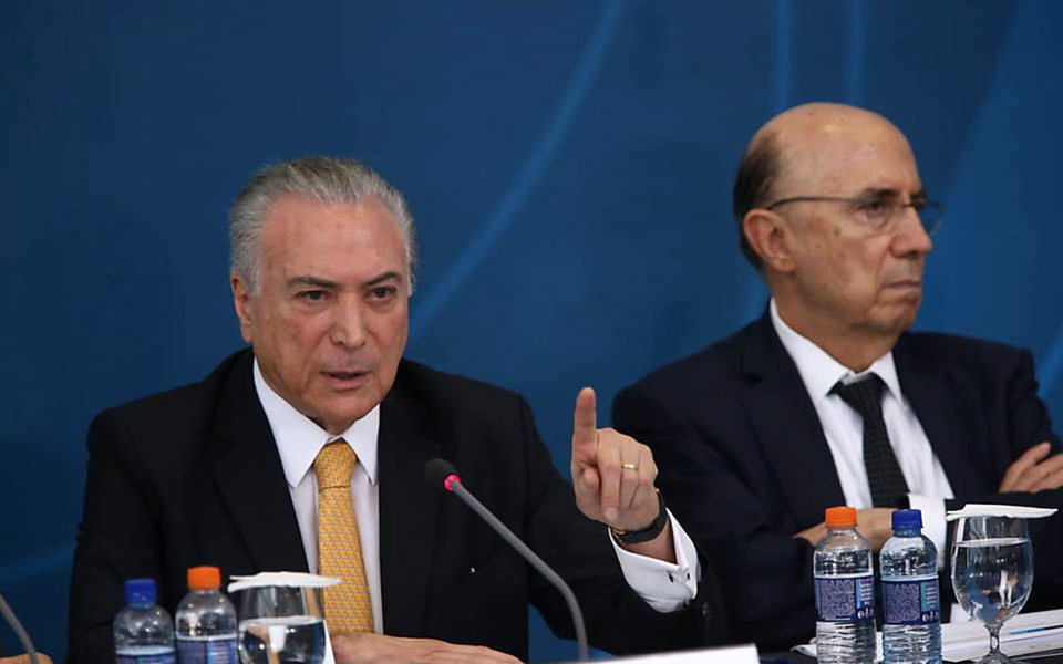 Diante da constatação de que não teria condições de aprovar a reforma da Previdência como está, o governo federal admitiu nesta quinta-feira alterar a proposta em pelo menos cinco pontos mais sensíveis; com isso, a economia prevista de R$ 678 bilhões ao longo de 10 anos com o novo regime previdenciário seria reduzida em 17%, disse a Casa Civil nesta quinta-feira, 6; mais cedo, o ministro da Casa Civil, Eliseu Padilha, havia dito que esse impacto seria de 10%; apesar das mudanças em pontos centrais da reforma, o discurso do governo continua sendo de que não haverá prejuízo do ajuste fiscal (Foto: Aquiles Lins) Diante da constatação de que não teria condições de aprovar a reforma da Previdência como está, o governo federal admitiu nesta quinta-feira alterar a proposta em pelo menos cinco pontos mais sensíveis; com isso, a economia prevista de R$ 678 bilhões ao longo de 10 anos com o novo regime previdenciário seria reduzida em 17%, disse a Casa Civil nesta quinta-feira, 6; mais cedo, o ministro da Casa Civil, Eliseu Padilha, havia dito que esse impacto seria de 10%; apesar das mudanças em pontos centrais da reforma, o discurso do governo continua sendo de que não haverá prejuízo do ajuste fiscal