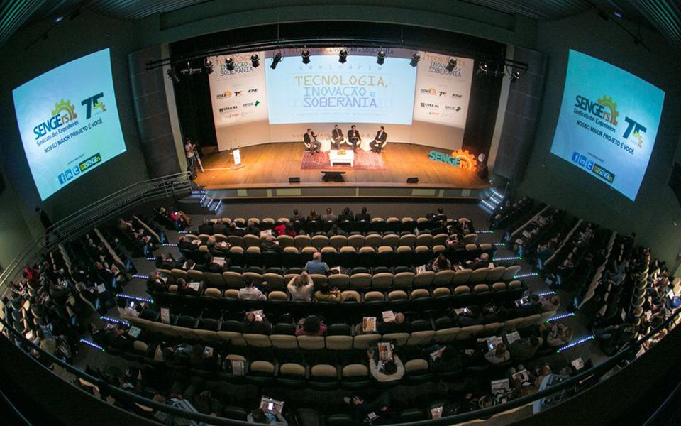 Seminário falando de “Tecnologia, Invocação e Soberania” marcou a comemoração de 75 anos de criação do Sindicato dos Engenheiros do Rio Grande do Sul (SENGE); a série de painéis e palestras colocou na mesa perguntas e desafios com os quais as várias áreas da engenharia vem se deparando nos últimos anos, juntamente com o papel do Estado em viabilizar avanços; “A Engenharia brasileira, mais uma vez, sofre as consequências da falta de um planejamento de Estado de médio e longo prazo. Mesmo assim, acompanharemos no dia de hoje exemplos marcantes do que pode ser feito neste país a partir da prevalência da tecnologia e da inovação em prol da soberania nacional, hoje ameaçada”, afirmou o diretor do SENGE, Alexandre Wollmann (Foto: Leonardo Lucena) Seminário falando de “Tecnologia, Invocação e Soberania” marcou a comemoração de 75 anos de criação do Sindicato dos Engenheiros do Rio Grande do Sul (SENGE); a série de painéis e palestras colocou na mesa perguntas e desafios com os quais as várias áreas da engenharia vem se deparando nos últimos anos, juntamente com o papel do Estado em viabilizar avanços; “A Engenharia brasileira, mais uma vez, sofre as consequências da falta de um planejamento de Estado de médio e longo prazo. Mesmo assim, acompanharemos no dia de hoje exemplos marcantes do que pode ser feito neste país a partir da prevalência da tecnologia e da inovação em prol da soberania nacional, hoje ameaçada”, afirmou o diretor do SENGE, Alexandre Wollmann