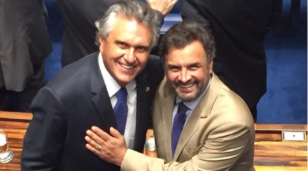 Daniela Schwery, uma das primeiras manifestantes a conclamar a população para ir às ruas contra a reeleição de Dilma Rousseff, afirma em que os senadores Aécio Neves (PSDB) e Ronaldo Caiado (DEM) financiaram e organizaram grupos pró-impeachment, como o MBL; "No começo houve um acordo ‘todo mundo com todo mundo’ para unir forças, ignorando nossas diferenças. Mas a cúpula dessa galera não era clara pras pessoas. E quem conduziu dessa maneira foi o Aécio junto ao Caiado, que fizeram um acordão para que o pedido de impeachment produzido pelo Helio Bicudo fosse adiante numa grande jogada" (Foto: José Barbacena) Daniela Schwery, uma das primeiras manifestantes a conclamar a população para ir às ruas contra a reeleição de Dilma Rousseff, afirma em que os senadores Aécio Neves (PSDB) e Ronaldo Caiado (DEM) financiaram e organizaram grupos pró-impeachment, como o MBL; "No começo houve um acordo ‘todo mundo com todo mundo’ para unir forças, ignorando nossas diferenças. Mas a cúpula dessa galera não era clara pras pessoas. E quem conduziu dessa maneira foi o Aécio junto ao Caiado, que fizeram um acordão para que o pedido de impeachment produzido pelo Helio Bicudo fosse adiante numa grande jogada"
