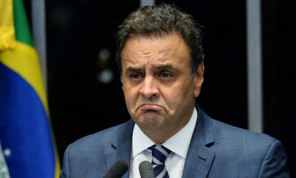 Aécio Neves (PSDB-MG) está magoado com o colega Randolfe Rodrigues (REDE-AP); o tucano não aceita o pedido de cassação feito pelo parlamentar da Rede, a quem Aécio considerava um amigo; parlamentar da Rede deu de ombros; com a cassação e prisão iminentes - o STF julga o caso do senador tucano no próximo dia 20- Aécio se vê cada vez mais isolado no plenário do Senado (Foto: Charles Nisz) Aécio Neves (PSDB-MG) está magoado com o colega Randolfe Rodrigues (REDE-AP); o tucano não aceita o pedido de cassação feito pelo parlamentar da Rede, a quem Aécio considerava um amigo; parlamentar da Rede deu de ombros; com a cassação e prisão iminentes - o STF julga o caso do senador tucano no próximo dia 20- Aécio se vê cada vez mais isolado no plenário do Senado