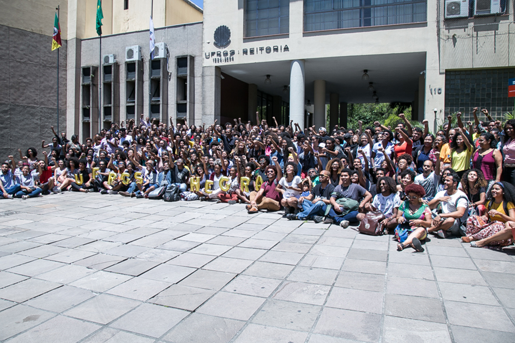 20/11/2017 - Alunos e funcionários negros da UFRGS organizam foto coletiva intitulada “Sim, representatividade importa”, no Dia da Consciência Negra. Foto: (Foto: Leonardo Lucena) 20/11/2017 - Alunos e funcionários negros da UFRGS organizam foto coletiva intitulada “Sim, representatividade importa”, no Dia da Consciência Negra. Foto: