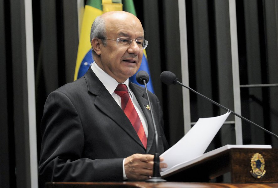 Na manhã desta sexta-feira (7), o senador José Pimentel irá falar sobre os impactos negativos da reforma da Previdência proposta pelo governo Michel Temer em debate da Assembleia Legislativa. No mesmo dia, às 19 h, Pimentel estará em Quixadá, na região do sertão central cearense, onde fará palestra sobre o mesmo assunto (Foto: Rodrigo Rocha) Na manhã desta sexta-feira (7), o senador José Pimentel irá falar sobre os impactos negativos da reforma da Previdência proposta pelo governo Michel Temer em debate da Assembleia Legislativa. No mesmo dia, às 19 h, Pimentel estará em Quixadá, na região do sertão central cearense, onde fará palestra sobre o mesmo assunto