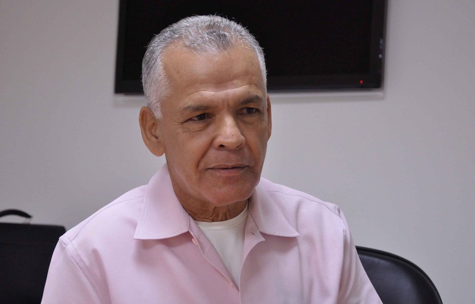 Diante da novela que já dura praticamente seis meses, o ex-diretor do Procon na Bahia Marcos Medrado (PR) afirma que desistiu de se articular para assumir o cargo de deputado federal; para assumir o mandato, ele depende apenas do vice-prefeito de Feira de Santana, Colbert Martins (PMDB), primeiro na fila após a ida de Antônio Imbassahy (PSDB) para a Secretaria de Governo da Presidência e o retorno de Tia Eron (PRB) para a Secretaria de Promoção Social de Salvador; Medrado diz que a articulação é travada pelo prefeito ACM Neto (DEM), que quer que ele adira à sua base; ele continua dizendo que não aceita a condição imposta pelo democrata; "Na realidade, houve sacanagem do prefeito" (Foto: Romulo Faro) Diante da novela que já dura praticamente seis meses, o ex-diretor do Procon na Bahia Marcos Medrado (PR) afirma que desistiu de se articular para assumir o cargo de deputado federal; para assumir o mandato, ele depende apenas do vice-prefeito de Feira de Santana, Colbert Martins (PMDB), primeiro na fila após a ida de Antônio Imbassahy (PSDB) para a Secretaria de Governo da Presidência e o retorno de Tia Eron (PRB) para a Secretaria de Promoção Social de Salvador; Medrado diz que a articulação é travada pelo prefeito ACM Neto (DEM), que quer que ele adira à sua base; ele continua dizendo que não aceita a condição imposta pelo democrata; "Na realidade, houve sacanagem do prefeito"