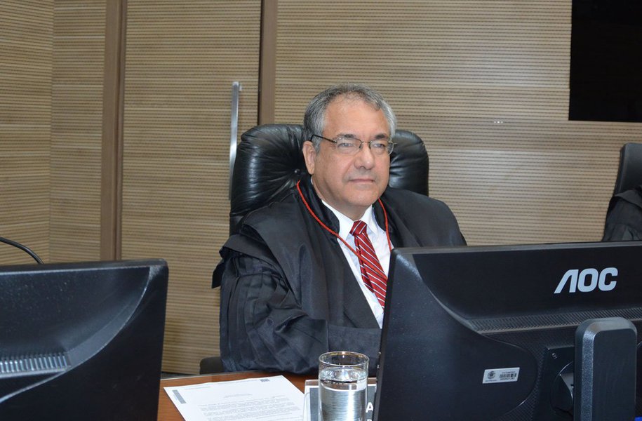 Ao comparar a famigerada Operação "Lava Jato" com um dos maiores movimentos populares e democráticos da história do País, Vossa Excelência está confundindo "alhos com bugalhos". As "Diretas Já" foi um movimento pela Democracia e contra a ditadura. Já a Operação "Lava Jato", embora com apoio midiático e de parte da sociedade, trata-se de uma Operação que assalta a Constituição e, portanto, a própria Democracia (Foto: Leonardo Yarochewsky) Ao comparar a famigerada Operação "Lava Jato" com um dos maiores movimentos populares e democráticos da história do País, Vossa Excelência está confundindo "alhos com bugalhos". As "Diretas Já" foi um movimento pela Democracia e contra a ditadura. Já a Operação "Lava Jato", embora com apoio midiático e de parte da sociedade, trata-se de uma Operação que assalta a Constituição e, portanto, a própria Democracia