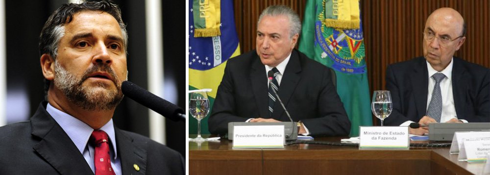 Deputado federal Paulo Pimenta (PT-RS) criticou nesta segunda-feira, 14, a falta de iniciativa do governo de Michel Temer para aumentar a arrecadação sem penalizar os brasileiros menos favorecidos; "Esse governo golpista antes de anunciar rombo nas contas deveria ter coragem de cortar verbas do milionário Sistema S, por exemplo", disse o deputado em sua página no Twitter; "Ou cobrar impostos sobre lucros e dividendos das grandes empresas e principalmente dos bancos que nunca reduziram seus ganhos na crise", sugeriu (Foto: Aquiles Lins) Deputado federal Paulo Pimenta (PT-RS) criticou nesta segunda-feira, 14, a falta de iniciativa do governo de Michel Temer para aumentar a arrecadação sem penalizar os brasileiros menos favorecidos; "Esse governo golpista antes de anunciar rombo nas contas deveria ter coragem de cortar verbas do milionário Sistema S, por exemplo", disse o deputado em sua página no Twitter; "Ou cobrar impostos sobre lucros e dividendos das grandes empresas e principalmente dos bancos que nunca reduziram seus ganhos na crise", sugeriu