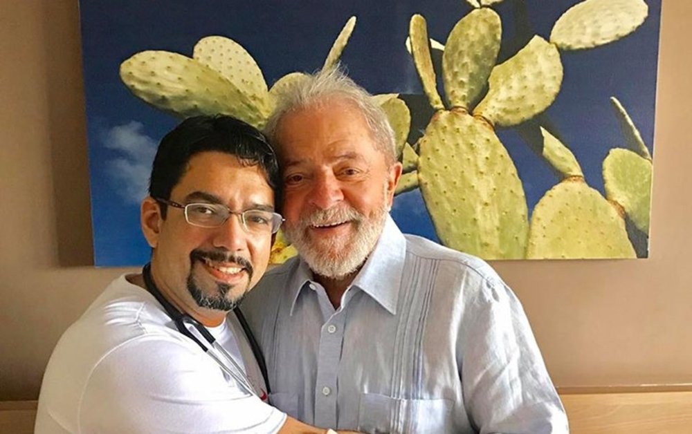 O médico Luis Henrique de Oliveira, de Sobral (CE), relata ataques sofridos no Facebook após atender o ex-presidente Luiz Inácio Lula da Silva durante a passagem da caravana do ex-presidente pela cidade cearense; “É como pisar em baratas”, disse Oliveira sobre as ameaças sofridas após postar um texto no qual revela a experiência de ter atendido o ex-presidente Luiz Inácio Lula da Silva; “Resolvi escrever e publicar um texto emocionado sobre isso e passei a receber inúmeras ofensas, tanto no público quanto no privado. O pior é que 90% são pessoas que se identificam como médicos”, revela o médico (Foto: Charles Nisz) O médico Luis Henrique de Oliveira, de Sobral (CE), relata ataques sofridos no Facebook após atender o ex-presidente Luiz Inácio Lula da Silva durante a passagem da caravana do ex-presidente pela cidade cearense; “É como pisar em baratas”, disse Oliveira sobre as ameaças sofridas após postar um texto no qual revela a experiência de ter atendido o ex-presidente Luiz Inácio Lula da Silva; “Resolvi escrever e publicar um texto emocionado sobre isso e passei a receber inúmeras ofensas, tanto no público quanto no privado. O pior é que 90% são pessoas que se identificam como médicos”, revela o médico