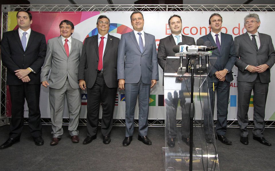 Após participar do o VII Fórum de Governadores do Nordeste, em Salvador, o governador do Piauí, Wellington Dias, avaliou como positivo o encontro que reuniu os chefes executivos dos nove estados do Nordeste; um dos pontos discutidos diz respeito ao cumprimento da Carta dos Governadores, documento redigido junto ao governo federal, em 2016, que prevê, entre outros pontos, a liberação de créditos em investimentos em condições de gerar emprego e renda, em infraestrutura; “O direito de contração destes empréstimos é um direito constitucional e o seu travamento culmina prejudicando o crescimento econômico do Estado”, ressaltou o governador Wellington Dias (Foto: Leonardo Lucena) Após participar do o VII Fórum de Governadores do Nordeste, em Salvador, o governador do Piauí, Wellington Dias, avaliou como positivo o encontro que reuniu os chefes executivos dos nove estados do Nordeste; um dos pontos discutidos diz respeito ao cumprimento da Carta dos Governadores, documento redigido junto ao governo federal, em 2016, que prevê, entre outros pontos, a liberação de créditos em investimentos em condições de gerar emprego e renda, em infraestrutura; “O direito de contração destes empréstimos é um direito constitucional e o seu travamento culmina prejudicando o crescimento econômico do Estado”, ressaltou o governador Wellington Dias