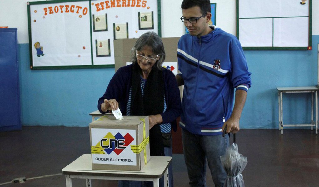 Governos do chamado Grupo de Lima, formado por 12 países da América, incluindo o Brasil, divulgaram nesta terça-feira (17) um comunicado pedindo a realização de auditoria na eleição da Venezuela, ocorrida no último domingo (15). segundo o grupo, a auditoria deve ser acompanhada por observadores internacionais, “a fim de esclarecer a controvérsia sobre os resultados da eleição e conhecer o verdadeiro pronunciamento do povo venezuelano” (Foto: Charles Nisz) Governos do chamado Grupo de Lima, formado por 12 países da América, incluindo o Brasil, divulgaram nesta terça-feira (17) um comunicado pedindo a realização de auditoria na eleição da Venezuela, ocorrida no último domingo (15). segundo o grupo, a auditoria deve ser acompanhada por observadores internacionais, “a fim de esclarecer a controvérsia sobre os resultados da eleição e conhecer o verdadeiro pronunciamento do povo venezuelano”