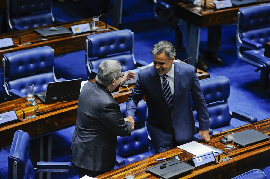 Na noite desta terça-feira, em sessão no Senado, 44 senadores votaram para manter o mandado de Aécio Neves (PSDB-MG) e anular a sanção do STF que determinava o recolhimento noturno do mineiro; Aécio Neves estava afastado temporariamente do mandato desde 26 de setembro; Procuradoria-Geral da República (PGR) denunciou o tucano por corrupção passiva e obstrução de Justiça, com base em delações premiadas do grupo empresarial J&F; clique e veja a lista para guardar bem os nomes e não esquecer na eleição de 2018 (Foto: José Barbacena) Na noite desta terça-feira, em sessão no Senado, 44 senadores votaram para manter o mandado de Aécio Neves (PSDB-MG) e anular a sanção do STF que determinava o recolhimento noturno do mineiro; Aécio Neves estava afastado temporariamente do mandato desde 26 de setembro; Procuradoria-Geral da República (PGR) denunciou o tucano por corrupção passiva e obstrução de Justiça, com base em delações premiadas do grupo empresarial J&F; clique e veja a lista para guardar bem os nomes e não esquecer na eleição de 2018
