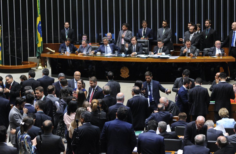 Levantamento feito pelo Hoje em Dia aponta que 30 dos 53 parlamentares que atuam por Minas Gerais na Câmara dos Deputados são contra o voto em lista fechada, atualmente em debate na Comissão Especial da Reforma Política; apenas cinco deputados afirmaram ser a favor do projeto e cinco declararam não ter opinião formada (Foto: Leonardo Lucena) Levantamento feito pelo Hoje em Dia aponta que 30 dos 53 parlamentares que atuam por Minas Gerais na Câmara dos Deputados são contra o voto em lista fechada, atualmente em debate na Comissão Especial da Reforma Política; apenas cinco deputados afirmaram ser a favor do projeto e cinco declararam não ter opinião formada