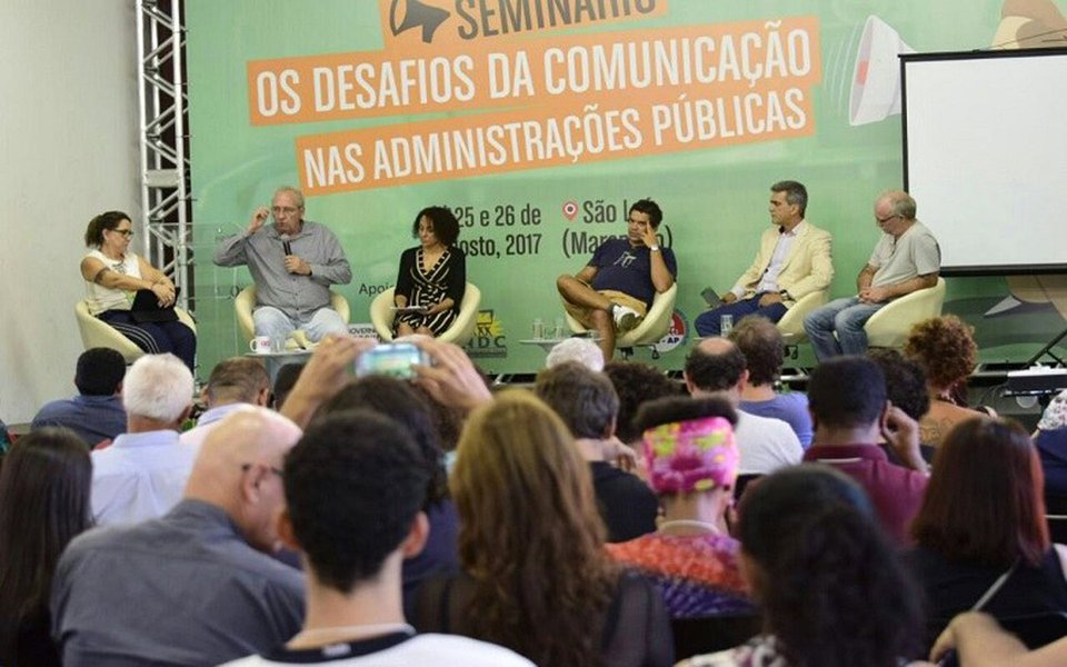 Para gestores e analistas em debate do Centro Barão de Itararé, os erros da esquerda que deram brecha ao golpe e à surra nas urnas em 2016 continuam sendo cometidos pelas gestões progressistas; reportagem de Cida de Oliveira, da Rede Brasil Atual (Foto: Leonardo Attuch) Para gestores e analistas em debate do Centro Barão de Itararé, os erros da esquerda que deram brecha ao golpe e à surra nas urnas em 2016 continuam sendo cometidos pelas gestões progressistas; reportagem de Cida de Oliveira, da Rede Brasil Atual