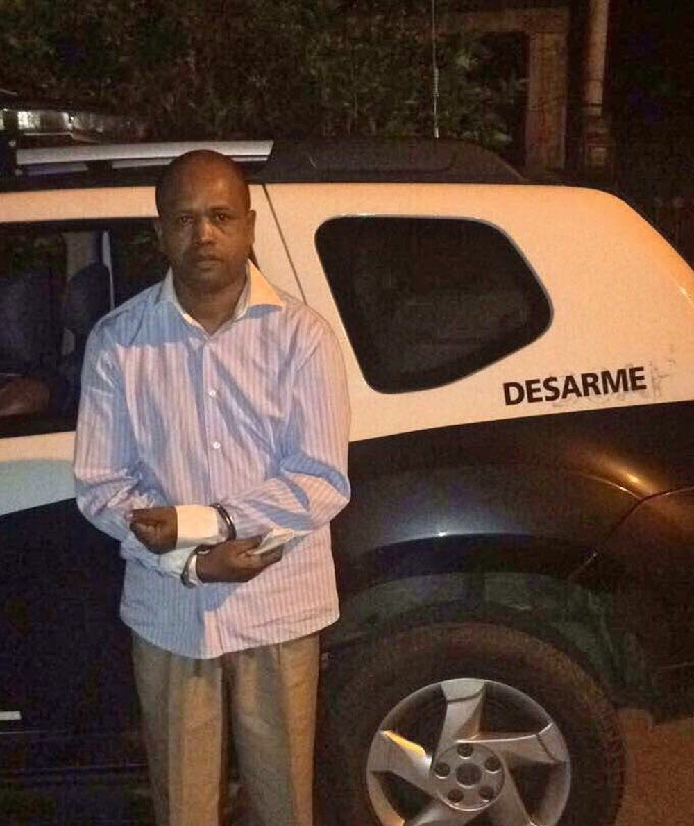 Policiais da Delegacia Especializada em Armas, Munições e Explosivos (Desarme) do Rio prenderam o traficante internacional de armas Sebastião Braz da Fonseca Neto, de 49 anos, em Pedra de Guaratiba, na zona oeste da cidade; havia contra ele um mandado de prisão pendente expedido pela Justiça Federal; o traficante já tinha uma condenação de sete anos e seis meses de reclusão; investigações mostraram que os fuzis foram comprados na Bolívia e seriam entregues no Morro do Martins, em Niterói, na região metropolitana do Rio de Janeiro; pela operação, os criminosos receberiam R$ 20 mil (Foto: Leonardo Lucena) Policiais da Delegacia Especializada em Armas, Munições e Explosivos (Desarme) do Rio prenderam o traficante internacional de armas Sebastião Braz da Fonseca Neto, de 49 anos, em Pedra de Guaratiba, na zona oeste da cidade; havia contra ele um mandado de prisão pendente expedido pela Justiça Federal; o traficante já tinha uma condenação de sete anos e seis meses de reclusão; investigações mostraram que os fuzis foram comprados na Bolívia e seriam entregues no Morro do Martins, em Niterói, na região metropolitana do Rio de Janeiro; pela operação, os criminosos receberiam R$ 20 mil