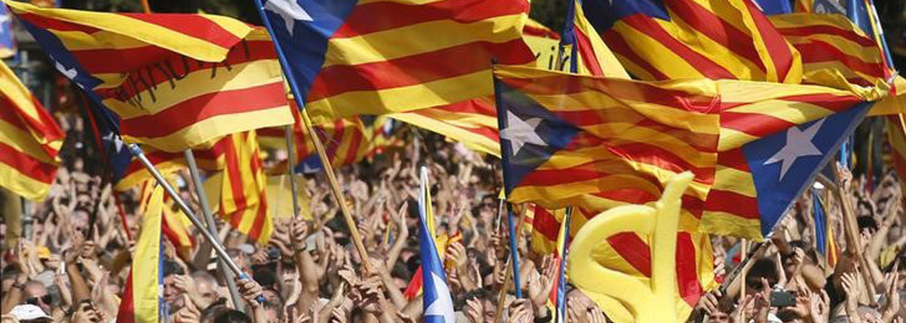 Pessoas erguem bandeiras da Catalunha durante manifestação pela independência em Barcelona. 19/10/2014. REUTERS/Albert Gea (Foto: Leonardo Lucena) Pessoas erguem bandeiras da Catalunha durante manifestação pela independência em Barcelona. 19/10/2014. REUTERS/Albert Gea