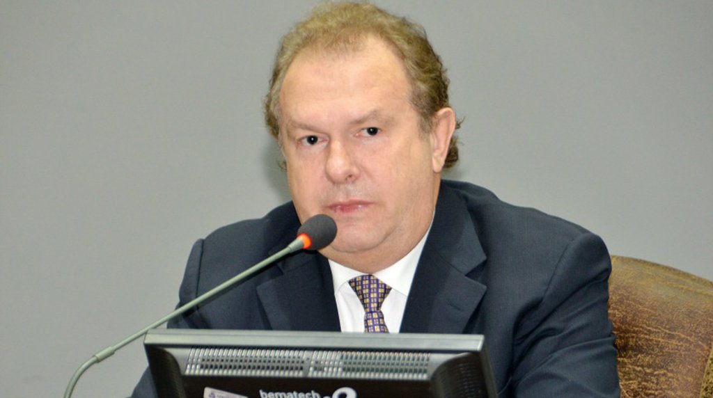 O presidente da Assembleia Legislativa, deputado Mauro Carlesse (PHS), cancelou o edital de licitação para aquisição de "móveis de alto padrão" e artigos de decoração para o gabinete da presidência, recepção e sala VIP do Legislativo estadual. De acordo com a Diretoria de Comunicação da AL, o parlamentar afirmou que não assinou o edital do pregão; Carlesse disse que o momento é “impróprio” e “irrazoável” para aquisição dos móveis e artigos de decoração (Foto: Leonardo Lucena) O presidente da Assembleia Legislativa, deputado Mauro Carlesse (PHS), cancelou o edital de licitação para aquisição de "móveis de alto padrão" e artigos de decoração para o gabinete da presidência, recepção e sala VIP do Legislativo estadual. De acordo com a Diretoria de Comunicação da AL, o parlamentar afirmou que não assinou o edital do pregão; Carlesse disse que o momento é “impróprio” e “irrazoável” para aquisição dos móveis e artigos de decoração