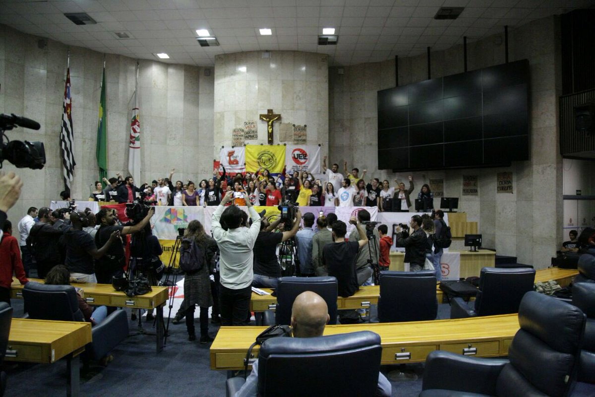 Após dois dias de ocupação, estudantes e militantes de movimentos sociais resolvem deixar o plenário da Câmara Municipal de São Paulo; os manifestantes protestavam contra programa de privatizações proposto pelo prefeito João Doria (PSDB-SP) e contra a redução das viagens no passe estudantil (Foto: Charles Nisz) Após dois dias de ocupação, estudantes e militantes de movimentos sociais resolvem deixar o plenário da Câmara Municipal de São Paulo; os manifestantes protestavam contra programa de privatizações proposto pelo prefeito João Doria (PSDB-SP) e contra a redução das viagens no passe estudantil