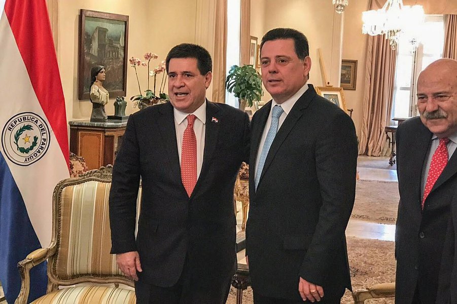 No encerramento da Missão Comercial do governo de Goiás ao Cone Sul, o governador Marconi Perillo (PSDB) esteve reunido por uma hora com o presidente do Paraguai, Horacio Cartes, em Assunção, para tratar da ampliação da integração econômica entre o país sul-americano e o Brasil Central; Marconi apresentou as potencialidades e oportunidades de negócios em Goiás e no Brasil Central e deu início às tratativas para a realização de uma missão oficial do governo do Paraguai a Goiânia no ano que vem, proposta prontamente acatada pelo presidente (Foto: José Barbacena) No encerramento da Missão Comercial do governo de Goiás ao Cone Sul, o governador Marconi Perillo (PSDB) esteve reunido por uma hora com o presidente do Paraguai, Horacio Cartes, em Assunção, para tratar da ampliação da integração econômica entre o país sul-americano e o Brasil Central; Marconi apresentou as potencialidades e oportunidades de negócios em Goiás e no Brasil Central e deu início às tratativas para a realização de uma missão oficial do governo do Paraguai a Goiânia no ano que vem, proposta prontamente acatada pelo presidente