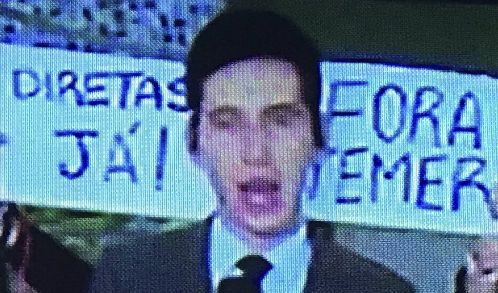 Um novo protesto contra a Globo foi transmitido ao vivo pela emissora da família Marinho na tarde desta quinta-feira, 18; durante transmissão da Globonews da repercussão das delações da JBS, que deve provocar a renúncia de Michel Temer nesta quinta-feira, manifestantes exibiram cartaz com os dizeres "Fora Temer" e "Diretas Já"; nessa quarta-feira, 17, na entrada ao vivo da jornalista Zileide Silva durante o Jornal Nacional, um cartaz, levantado por uma mulher, ficou em destaque: "eu votei na Dilma" (Foto: Aquiles Lins) Um novo protesto contra a Globo foi transmitido ao vivo pela emissora da família Marinho na tarde desta quinta-feira, 18; durante transmissão da Globonews da repercussão das delações da JBS, que deve provocar a renúncia de Michel Temer nesta quinta-feira, manifestantes exibiram cartaz com os dizeres "Fora Temer" e "Diretas Já"; nessa quarta-feira, 17, na entrada ao vivo da jornalista Zileide Silva durante o Jornal Nacional, um cartaz, levantado por uma mulher, ficou em destaque: "eu votei na Dilma"