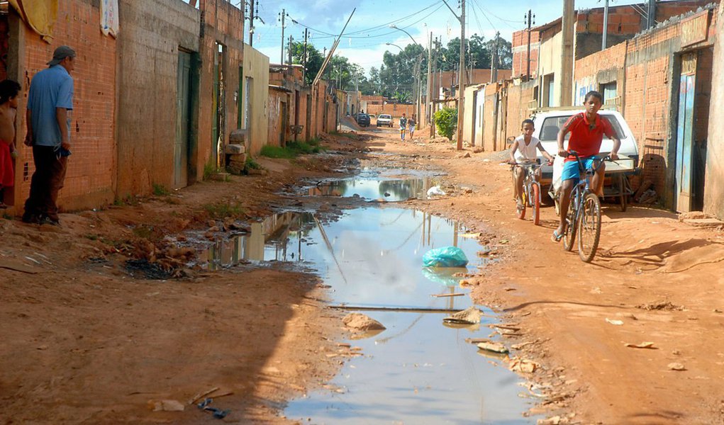 Há dez anos entrava em vigor a Lei de Saneamento Básico (Lei nº 11.445/07). De acordo com dados levantados pelo Conexão Tocantins junto à Odebrecht Ambiental | Saneatins e Agência Tocantinense de Saneamento (ATS), apenas 35,97% dos municípios do estado possuem tratamento de esgoto na zona urbana; sobre a água tratada, a Odebrecht informou que o estado possui 99,99% de atendimento em distribuição, bem acima dos 52,4% que possui a Região Norte do País; a média nacional é de 82,5%, de acordo com a empreiteira (Foto: Leonardo Lucena) Há dez anos entrava em vigor a Lei de Saneamento Básico (Lei nº 11.445/07). De acordo com dados levantados pelo Conexão Tocantins junto à Odebrecht Ambiental | Saneatins e Agência Tocantinense de Saneamento (ATS), apenas 35,97% dos municípios do estado possuem tratamento de esgoto na zona urbana; sobre a água tratada, a Odebrecht informou que o estado possui 99,99% de atendimento em distribuição, bem acima dos 52,4% que possui a Região Norte do País; a média nacional é de 82,5%, de acordo com a empreiteira