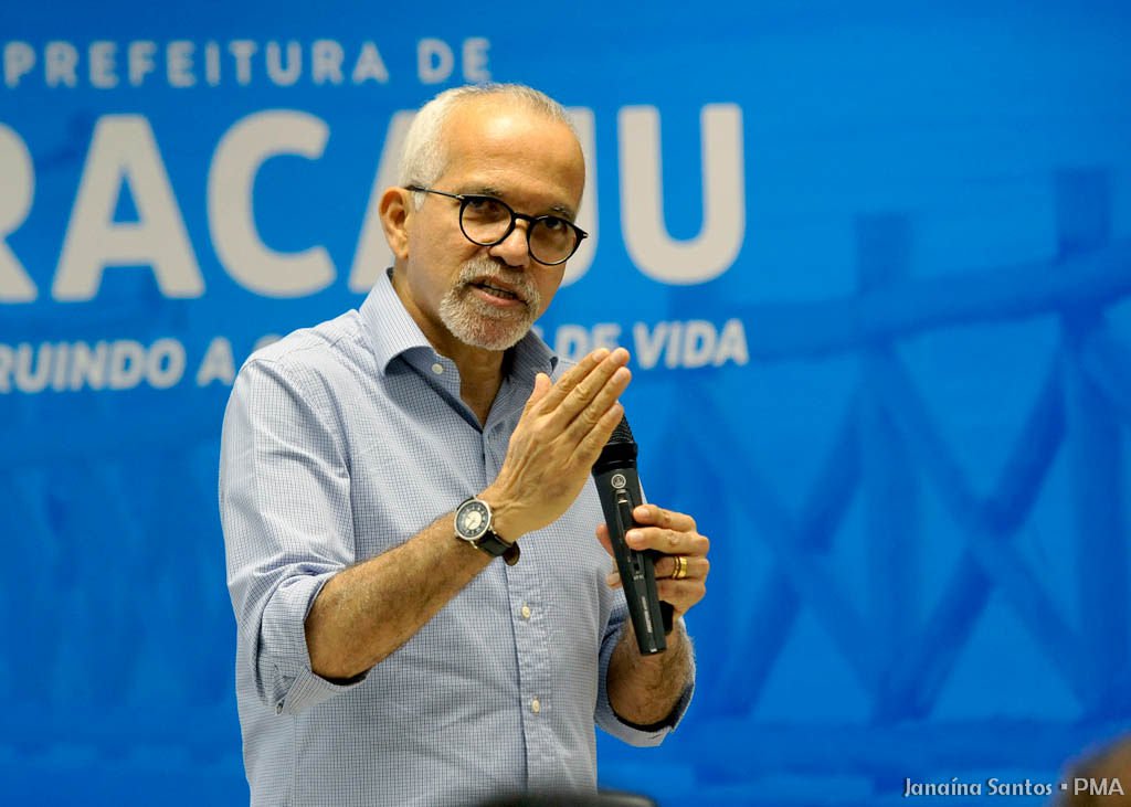 O prefeito Edvaldo Nogueira detalhou todo o processo de planejamento do município, enquanto a secretária Waneska Barboza apresentou os projetos da Saúde que estão inseridos no Plano Estratégico de Aracaju; “Precisamos melhorar os serviços para oferecer ao cidadão uma saúde com dignidade. Por isso, começamos as reuniões desta etapa do Planejamento Estratégico pela Saúde, dada a importância deste tema para o cidadão. São prioridades nossas melhorar a atenção básica, reduzir a fila dos exames, qualificar as nossas unidades básicas de saúde e Unidades de Pronto Atendimento e melhorar a média e alta complexidade” (Foto: Leonardo Lucena) O prefeito Edvaldo Nogueira detalhou todo o processo de planejamento do município, enquanto a secretária Waneska Barboza apresentou os projetos da Saúde que estão inseridos no Plano Estratégico de Aracaju; “Precisamos melhorar os serviços para oferecer ao cidadão uma saúde com dignidade. Por isso, começamos as reuniões desta etapa do Planejamento Estratégico pela Saúde, dada a importância deste tema para o cidadão. São prioridades nossas melhorar a atenção básica, reduzir a fila dos exames, qualificar as nossas unidades básicas de saúde e Unidades de Pronto Atendimento e melhorar a média e alta complexidade”