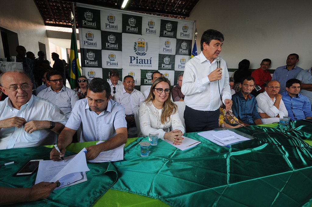O governador Wellington Dias inauguroum, em Jaicós, as obras de reforma e ampliação da Unidade Escolar Lili Silveira, orçada em mais de R$ 552 mil e a Unidade Escolar Frutuoso Juscelino, que custou R$ 1,2 milhão; chefe do executivo também falou sobre a seca no município; “Estive em Brasília conversando com a nossa bancada e vamos fazer um projeto para trazer água da barragem de Marruás até Jaicós. Estamos buscando outras alternativas. E nessa linha de melhoria de saúde estamos autorizando a ambulância para Jaicós, ela já está em Teresina" (Foto: Leonardo Lucena) O governador Wellington Dias inauguroum, em Jaicós, as obras de reforma e ampliação da Unidade Escolar Lili Silveira, orçada em mais de R$ 552 mil e a Unidade Escolar Frutuoso Juscelino, que custou R$ 1,2 milhão; chefe do executivo também falou sobre a seca no município; “Estive em Brasília conversando com a nossa bancada e vamos fazer um projeto para trazer água da barragem de Marruás até Jaicós. Estamos buscando outras alternativas. E nessa linha de melhoria de saúde estamos autorizando a ambulância para Jaicós, ela já está em Teresina"