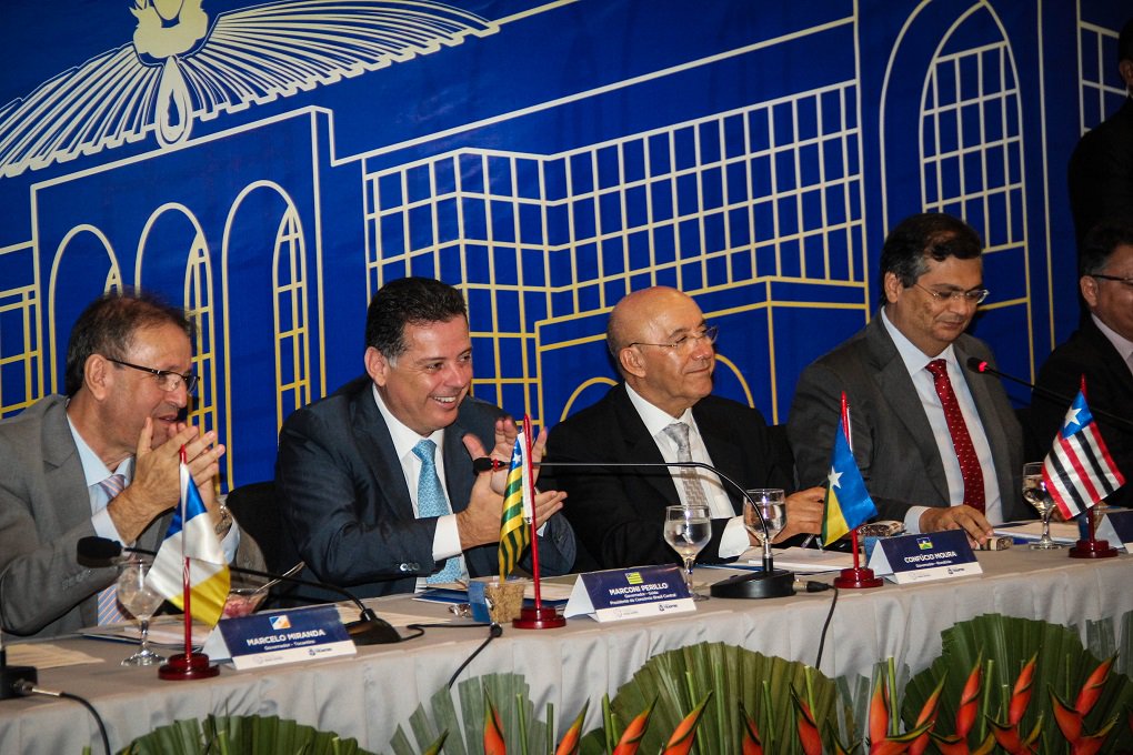 Presidente do Fórum do Consórcio de Governadores do Brasil Central (CBrC), o governador Marconi Perillo liderou ruenião do grupo nesta sexta-feira em Palmas; principal anúncio do encontro foi a oficialização da entrada do Maranhão no Fórum, elevando para sete o número de estados membros efetivos; o Mercado Comum do Brasil Central, pensado desde as primeiras reuniões há mais de dois anos, voltou à pauta no encontro de Palmas. Segundo o governador Marconi Perillo, “já existe uma parametrização das alíquotas dos principais produtos dos estados. Vamos agora trabalhar para colocar em vigor. Este será o primeiro mercado comum efetivo do Brasil, será uma espécie de Mercosul do Brasil”, comparou (Foto: José Barbacena) Presidente do Fórum do Consórcio de Governadores do Brasil Central (CBrC), o governador Marconi Perillo liderou ruenião do grupo nesta sexta-feira em Palmas; principal anúncio do encontro foi a oficialização da entrada do Maranhão no Fórum, elevando para sete o número de estados membros efetivos; o Mercado Comum do Brasil Central, pensado desde as primeiras reuniões há mais de dois anos, voltou à pauta no encontro de Palmas. Segundo o governador Marconi Perillo, “já existe uma parametrização das alíquotas dos principais produtos dos estados. Vamos agora trabalhar para colocar em vigor. Este será o primeiro mercado comum efetivo do Brasil, será uma espécie de Mercosul do Brasil”, comparou