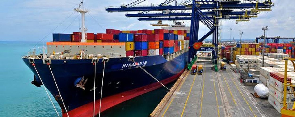 As exportações baianas atingiram US$ 890,7 milhões em agosto passado, melhor resultado nos últimos 23 meses, de acordo com a Superintendência de Estudos Econômicos e Sociais da Bahia (SEI); é o quarto mês consecutivo de alta nas vendas externas do estado; os números mostram alta nos três grupos de exportação em agosto, sobretudo nas vendas de produtos básicos (78%), puxadas pela soja, que já acumula no ano volume recorde de embarque para o período: 2,7 milhões de toneladas; cresceram também as vendas de semimanufaturados (42,7%) e manufaturados (18,4%) (Foto: Romulo Faro) As exportações baianas atingiram US$ 890,7 milhões em agosto passado, melhor resultado nos últimos 23 meses, de acordo com a Superintendência de Estudos Econômicos e Sociais da Bahia (SEI); é o quarto mês consecutivo de alta nas vendas externas do estado; os números mostram alta nos três grupos de exportação em agosto, sobretudo nas vendas de produtos básicos (78%), puxadas pela soja, que já acumula no ano volume recorde de embarque para o período: 2,7 milhões de toneladas; cresceram também as vendas de semimanufaturados (42,7%) e manufaturados (18,4%)