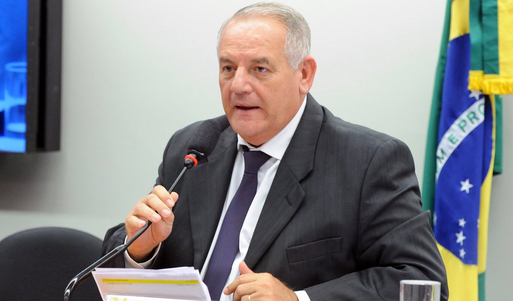 Durante os debates na Comissão de Constituição e Justiça da Câmara dos Deputados (CCJ) sobre a segunda denúncia contra o presidente Michel Temer, o deputado federal Givaldo Carimbão (PHS-AL) afirmou que “Os caras querem cargo é pra roubar, para montar esquema, podridão, não é para ajudar o governo a melhorar a qualidade de vida do povo não”; Carimbão disse ainda que, “deixar Temer no poder é exterminar os pobres" (Foto: Voney Malta) Durante os debates na Comissão de Constituição e Justiça da Câmara dos Deputados (CCJ) sobre a segunda denúncia contra o presidente Michel Temer, o deputado federal Givaldo Carimbão (PHS-AL) afirmou que “Os caras querem cargo é pra roubar, para montar esquema, podridão, não é para ajudar o governo a melhorar a qualidade de vida do povo não”; Carimbão disse ainda que, “deixar Temer no poder é exterminar os pobres"