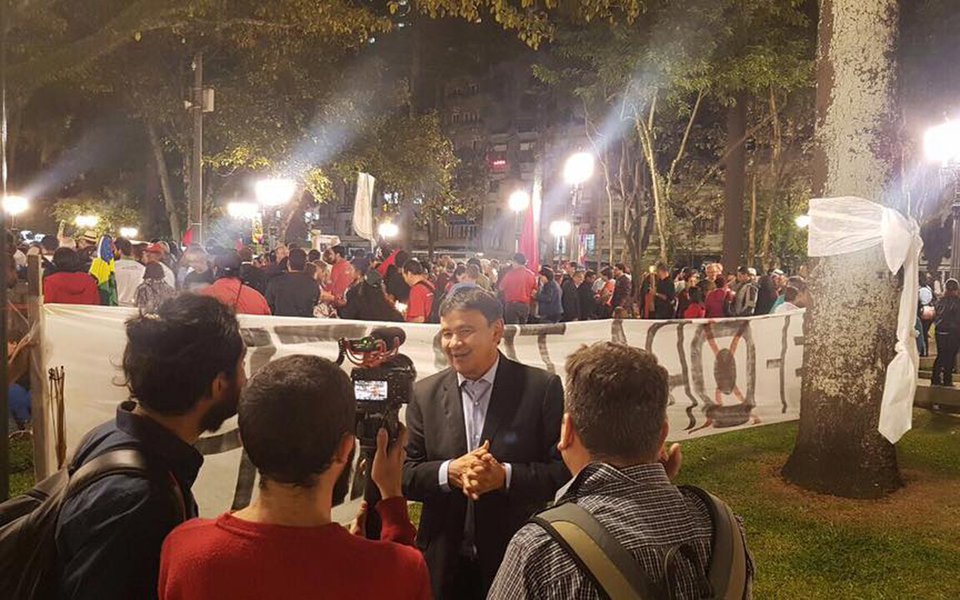 "Neste instante em frente à Catedral da capital paranaense, ladeado por representantes de várias igrejas unidas pela democracia. O clima é contagiante com muitas orações, falas emocionadas e músicas", disse o governador do Piauí, Wellington Dias, que foi a Curitiba se solidarizar ao ex-presidente Lula (Foto: Leonardo Attuch) "Neste instante em frente à Catedral da capital paranaense, ladeado por representantes de várias igrejas unidas pela democracia. O clima é contagiante com muitas orações, falas emocionadas e músicas", disse o governador do Piauí, Wellington Dias, que foi a Curitiba se solidarizar ao ex-presidente Lula