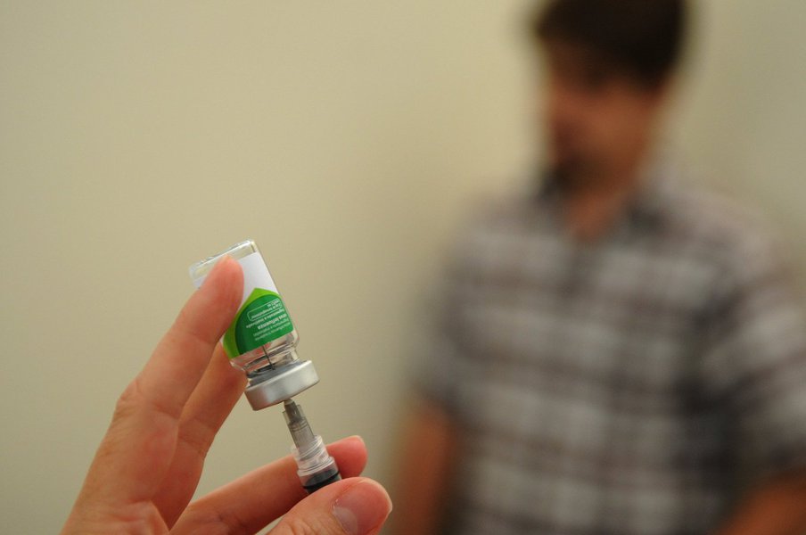 Teve início a campanha de vacinação contra gripe no Distrito Federal; até sexta (20), serão oferecidas doses somente para trabalhadores da área da saúde e, a partir do dia 24, começam a ser atendidos os demais grupos prioritários; até o momento, o DF conta com 188 mil doses da vacina, estoque disponível até 26 de maio (Foto: Leonardo Lucena) Teve início a campanha de vacinação contra gripe no Distrito Federal; até sexta (20), serão oferecidas doses somente para trabalhadores da área da saúde e, a partir do dia 24, começam a ser atendidos os demais grupos prioritários; até o momento, o DF conta com 188 mil doses da vacina, estoque disponível até 26 de maio