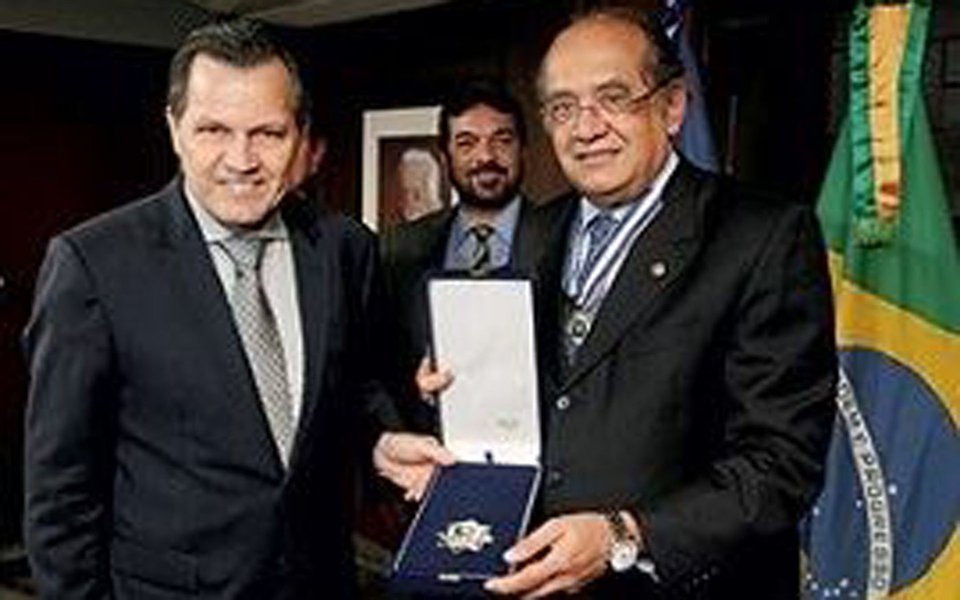 "Gilmar Mendes está em todas. Sempre que alguma pessoa rica, poderosa está encrencada com a justiça, conta com a mãozinha salvadora de Gilmar Mendes, o juiz tucano que milita no STF para livrar seus amigos de dificuldades e condenações e levar seus inimigos ao aniquilamento", diz o colunista Jeferson Miola; "Gilmar é infalível. Ele está sempre do mesmo lado: do golpe, dos poderosos corruptos, dos golpistas. Gilmar sempre toma o partido daqueles enrolados em escândalos, confusões e crimes" (Foto: Jeferson Miola) "Gilmar Mendes está em todas. Sempre que alguma pessoa rica, poderosa está encrencada com a justiça, conta com a mãozinha salvadora de Gilmar Mendes, o juiz tucano que milita no STF para livrar seus amigos de dificuldades e condenações e levar seus inimigos ao aniquilamento", diz o colunista Jeferson Miola; "Gilmar é infalível. Ele está sempre do mesmo lado: do golpe, dos poderosos corruptos, dos golpistas. Gilmar sempre toma o partido daqueles enrolados em escândalos, confusões e crimes"