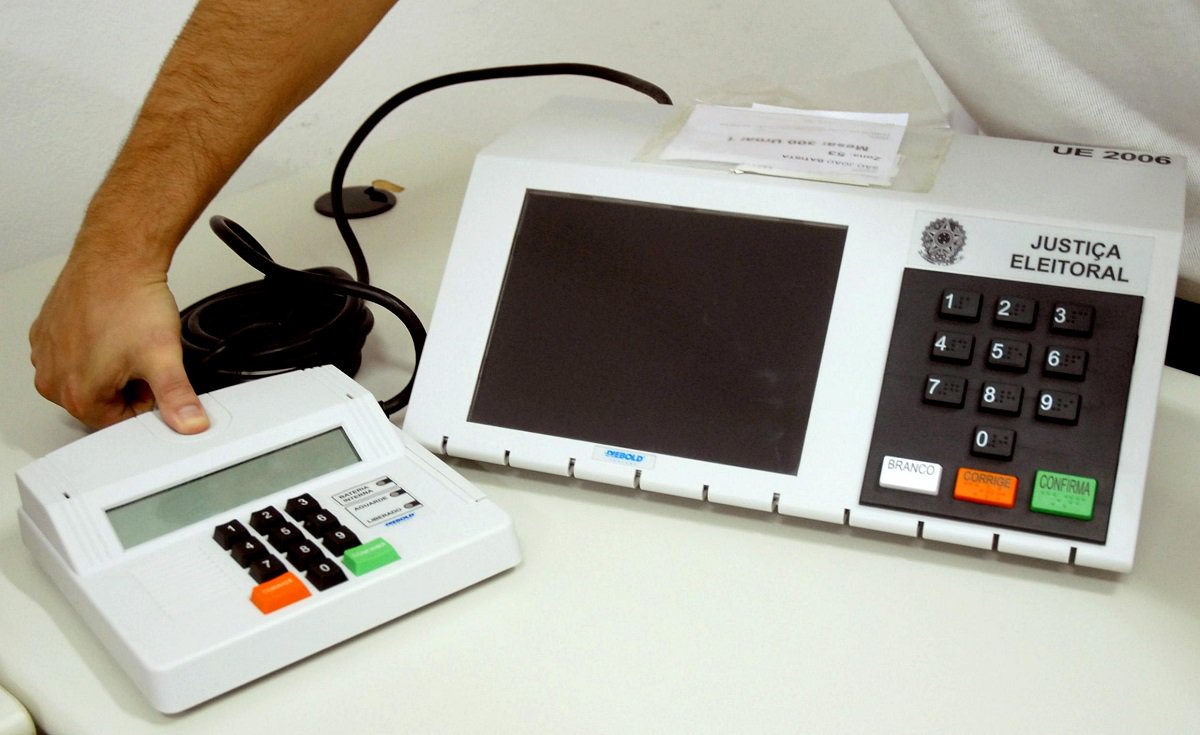 O Tribunal Regional Eleitoral do Ceará suspende, por 10 dias, a partir de hoje (13), o cadastramento biométrico dos eleitores de Fortaleza e dos municípios de Saboeiro, Orós, Monsenhor Tabosa e Iracema. A medida tem como objetivo fazer a redistribuição do eleitorado, para instalar as novas zonas eleitorais remanejadas do interior para a capital (Foto: Fatima 247) O Tribunal Regional Eleitoral do Ceará suspende, por 10 dias, a partir de hoje (13), o cadastramento biométrico dos eleitores de Fortaleza e dos municípios de Saboeiro, Orós, Monsenhor Tabosa e Iracema. A medida tem como objetivo fazer a redistribuição do eleitorado, para instalar as novas zonas eleitorais remanejadas do interior para a capital