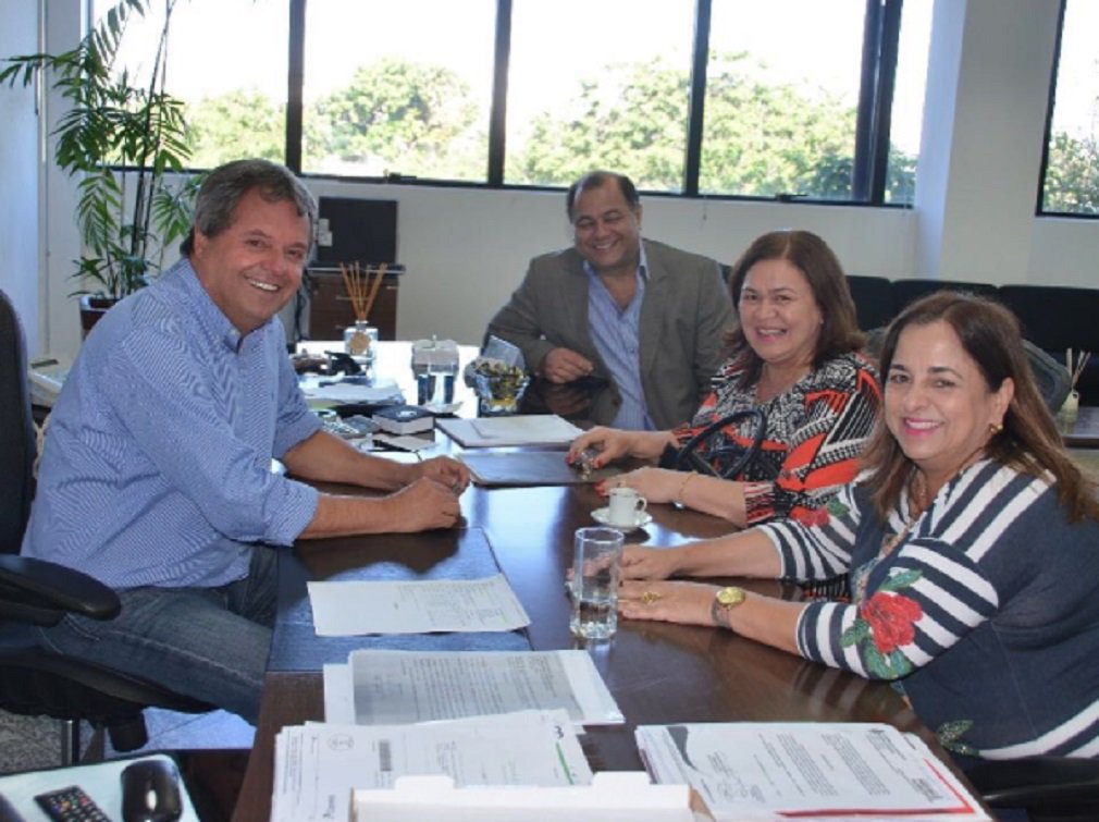 Em mais uma demonstração de maturidade política, o governo abriu as portas nesta quinta-feira para ouvir as demandas de Selma Bastos, prefeita da Cidade de Goiás eleita pelo PT. Selma foi levada ao gabinete do presidente da Agência Goiana de Transportes e Obras Públicas (Agetop), Jayme Rincon, pela deputada estadual Eliane Pinheiro (PMN), que é da base governista na Assembleia; Eliane afirma que a pauta da reunião foi a duplicação da GO-070 e do encabeçamento da ponte que dá acesso ao Instituto Federal da cidade, obra já autorizada pelo governador Marconi Perillo (Foto: José Barbacena) Em mais uma demonstração de maturidade política, o governo abriu as portas nesta quinta-feira para ouvir as demandas de Selma Bastos, prefeita da Cidade de Goiás eleita pelo PT. Selma foi levada ao gabinete do presidente da Agência Goiana de Transportes e Obras Públicas (Agetop), Jayme Rincon, pela deputada estadual Eliane Pinheiro (PMN), que é da base governista na Assembleia; Eliane afirma que a pauta da reunião foi a duplicação da GO-070 e do encabeçamento da ponte que dá acesso ao Instituto Federal da cidade, obra já autorizada pelo governador Marconi Perillo